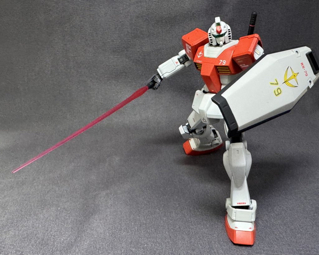 主兵装3:ビームサーベルガンダムから運用されている白兵戦用ビーム兵装。ガンダム量産試作段階では2本装備されているが、熟練度の低いパイロットには2本もあっても持て余すだろうという点とコストダウンの目的のため、ジムとして採用された際に1本に変更された。
