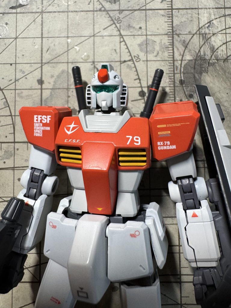 カメラアイはジムのようなバイザーにしています。