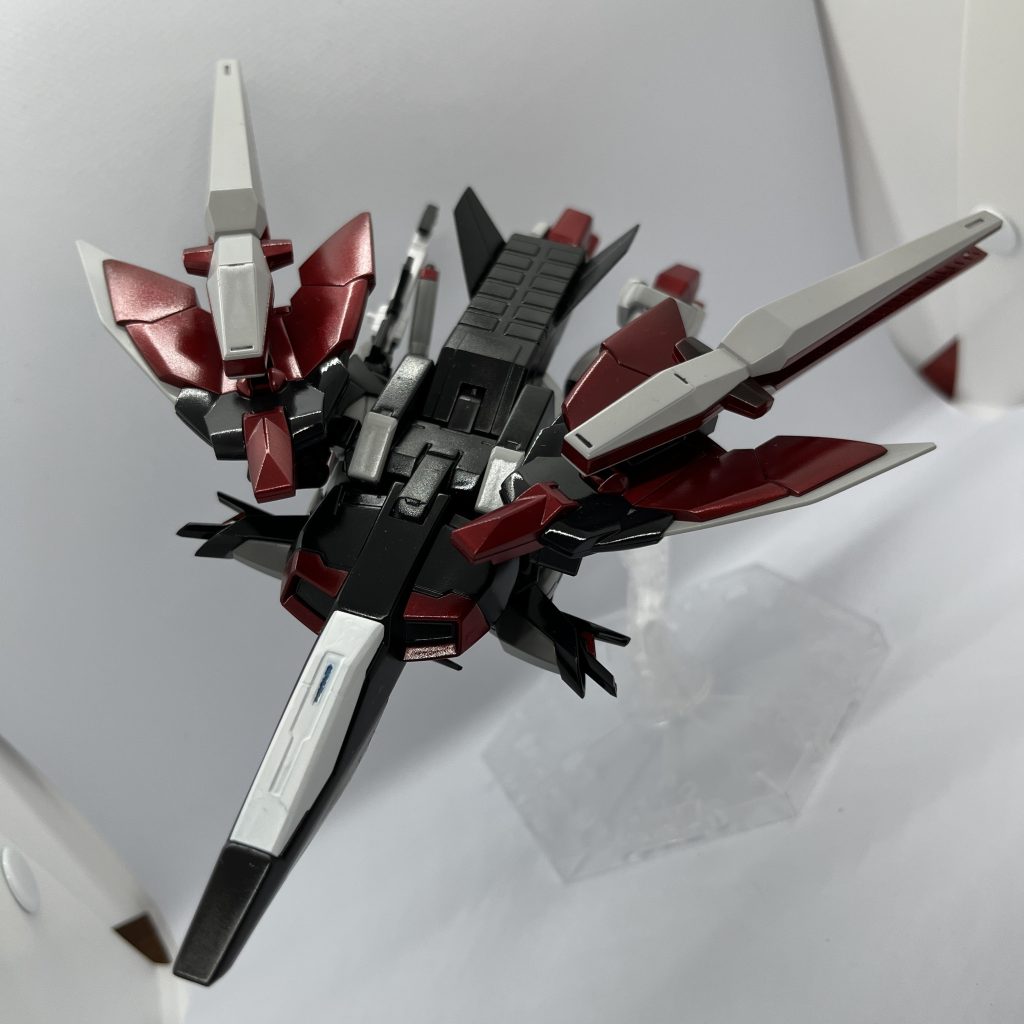 [変形]ガンダムハルートのバックパックを流用し、飛行形態への変形を可能に。ドラグーンは、バックパックにマウントされ、飛行時のウイングとして使用される。