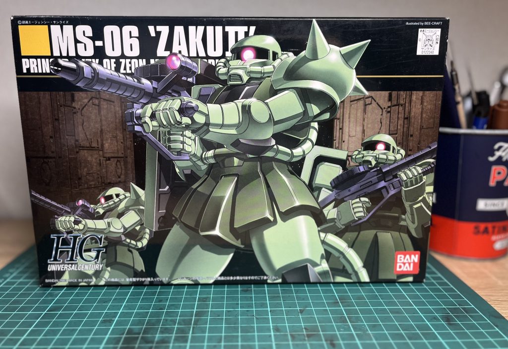 もう今はほとんど販売されていない初期のHGUCザクⅡ…たまたま手に入ったので、とりあえず作っていきます