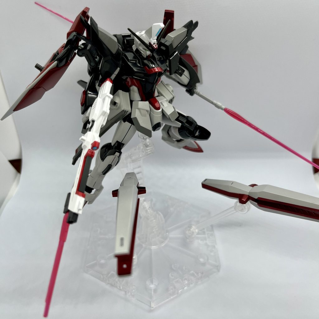 [武装]ビームライフルには、近接専用の短刀(ビームメッサー)をつけました。アカツキガンダムのライフルからインスピレーションを得ています。