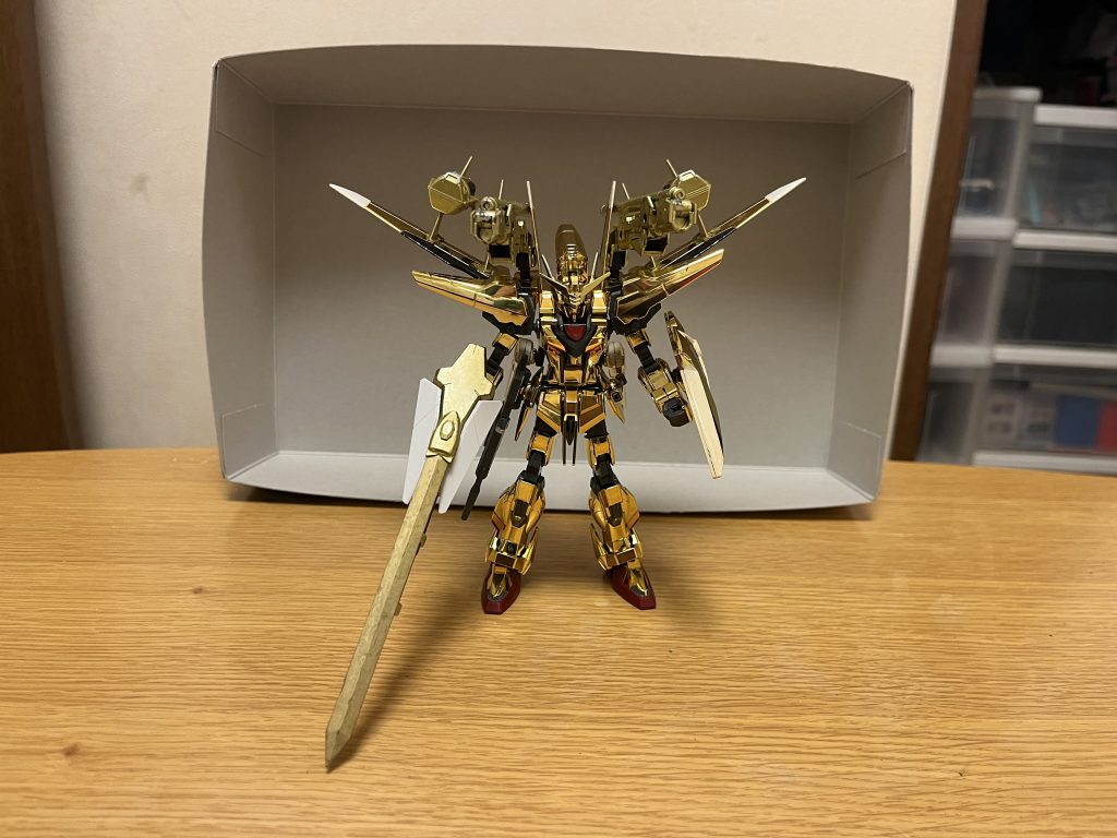 機体名:ホムラアカツキガンダム全高:18.74m重量:77.57tアカツキガンダムに大改修を施した上で、新型バックパック「ホムラ」を装備した新形態。主なパイロットはムウ・ラ・フラガだが、本機の所有権を所持するカガリ・ユラ・アスハも代理操縦が可能(いずれもIF版)。