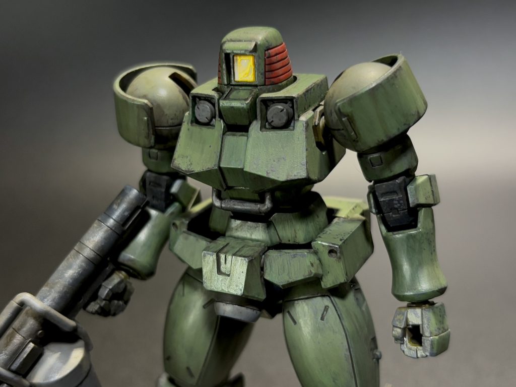 上半身。汚し塗装とは言え、合わせ目消しや表面処理、エッジ出しはそれなりに真面目にやってます。こうしてマジマジ見ると、ザクとジムの双方の特徴を併せ持ってるなと思いました。無表情にも見える四角いカメラアイに哀愁すら感じてきました。