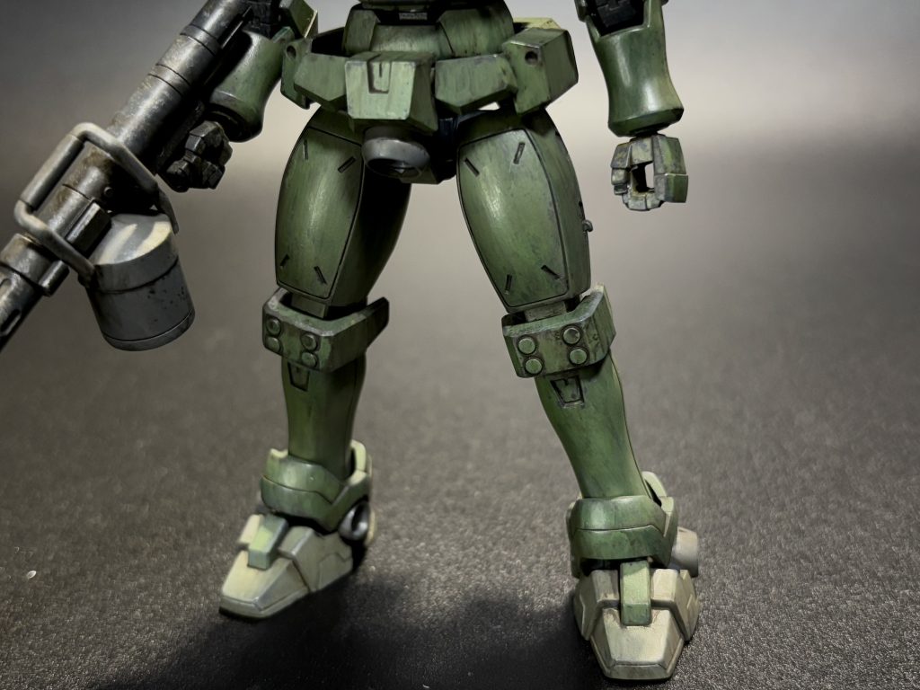 下半身。人体を模したような太腿からふくらはぎにかけたラインがセクシーです。最近のガンダムで言えばエアリアルに繋がるシルエットしてます。