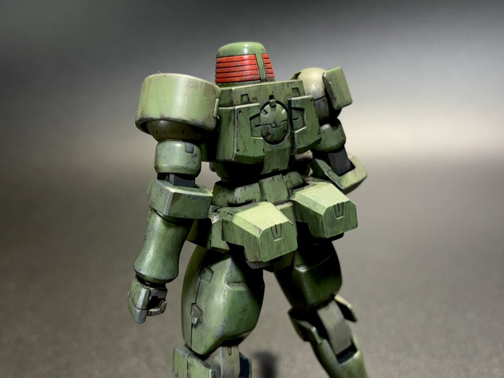 哀愁の後ろ姿。背負いものが無い背中はゲルググ以来じゃ無いでしょうか。