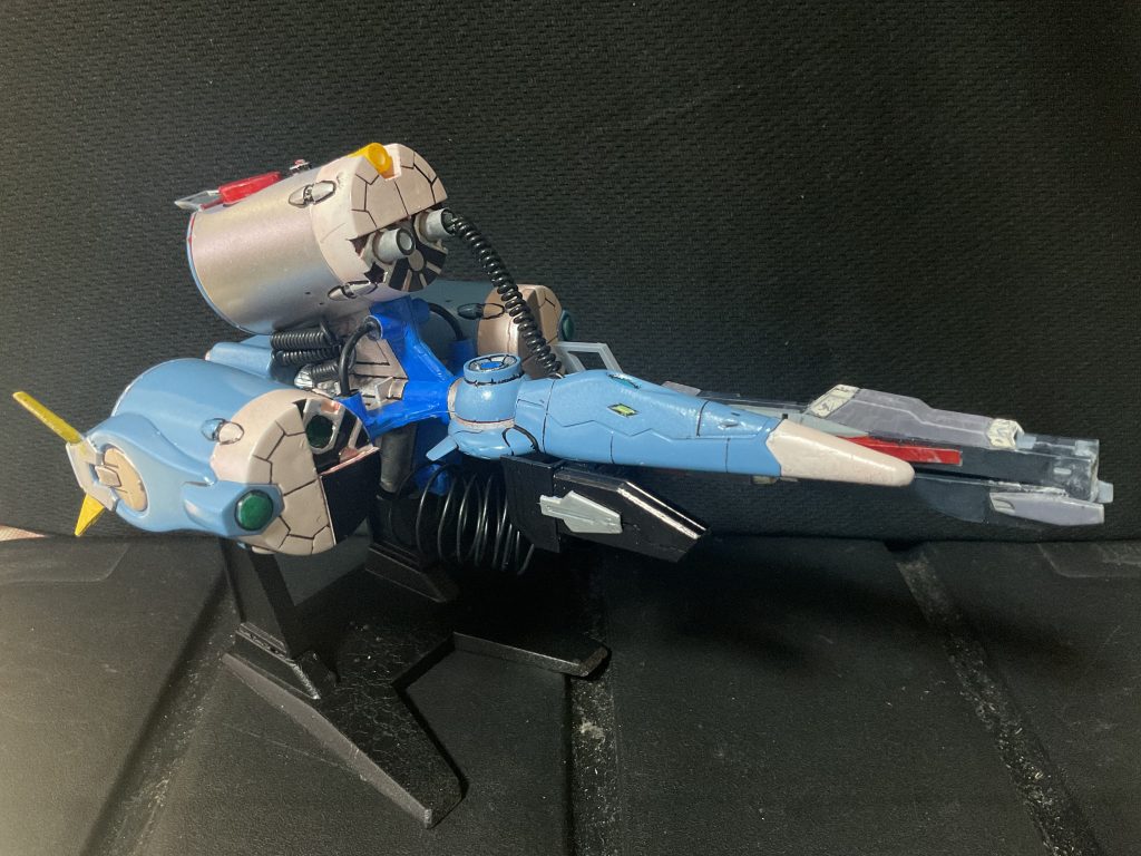 「メビウス・ゼロ-(マイナス)１」ZOI隊は人や物資を運搬する能力、MSの作業効率を求めている際に過去活躍していたと言われるメビウス・ゼロに目をつけた。様々な戦闘で大破したいくつものメビウス・ゼロの残骸をかき集めたが、ポットは3機ある程度復元できた他、ほとんど損傷が激しく本体1機ですら完全に復元する事が叶わなかった。その時点では計画は破棄される予定であったが、アメノミハシラからそのガラクタの山を待ってくるように通信が入り、どこから情報が流れたのか色々と準備されていた為に想定以上の性能と汎用性を得る事に成功した。空間認識能力をパイロットが持っていない為、本来の性能は100%ではない事。ポッドが一つない事。完璧な復元ではない(未完成)である事。ゼロを100%として1足りない、出来損ない、未完成の意味を込めて「マイナス(-)1」とつけられた。機体の受領時に「この世の中完璧な奴らは人を殺す事しか考えない。コイツは出来損ないだから人を救う事を考えられるのさ。」と言って見送られたのだった。