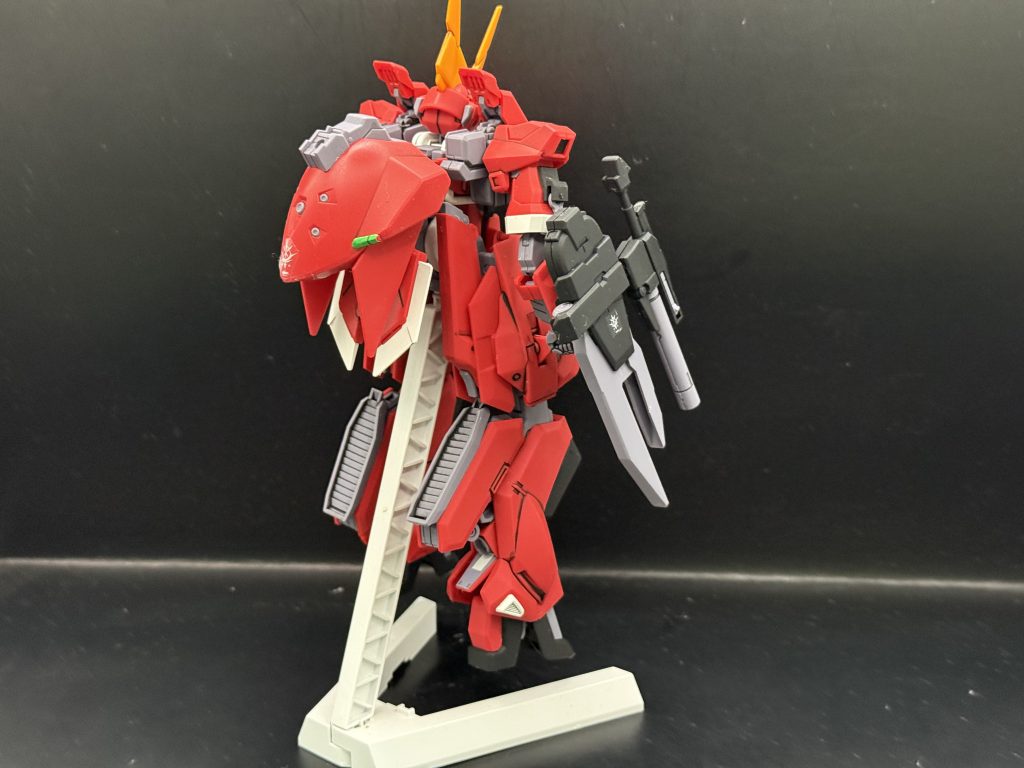 全身を前後からTR-6なだけあって背中にはお馴染みのアレが付いてます！