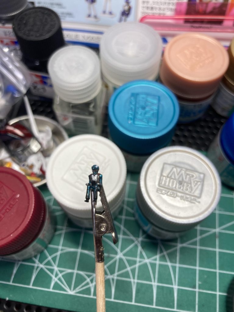 初めて塗ったパイロットフィギュア。立ってるやつはまた今度にします。