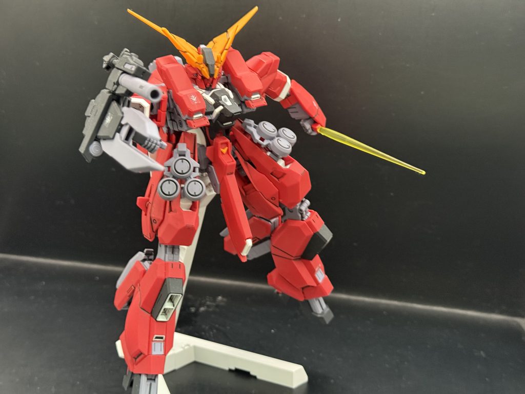 そしてビームサーベルを構えて全武装を装備した状態でのポーズ