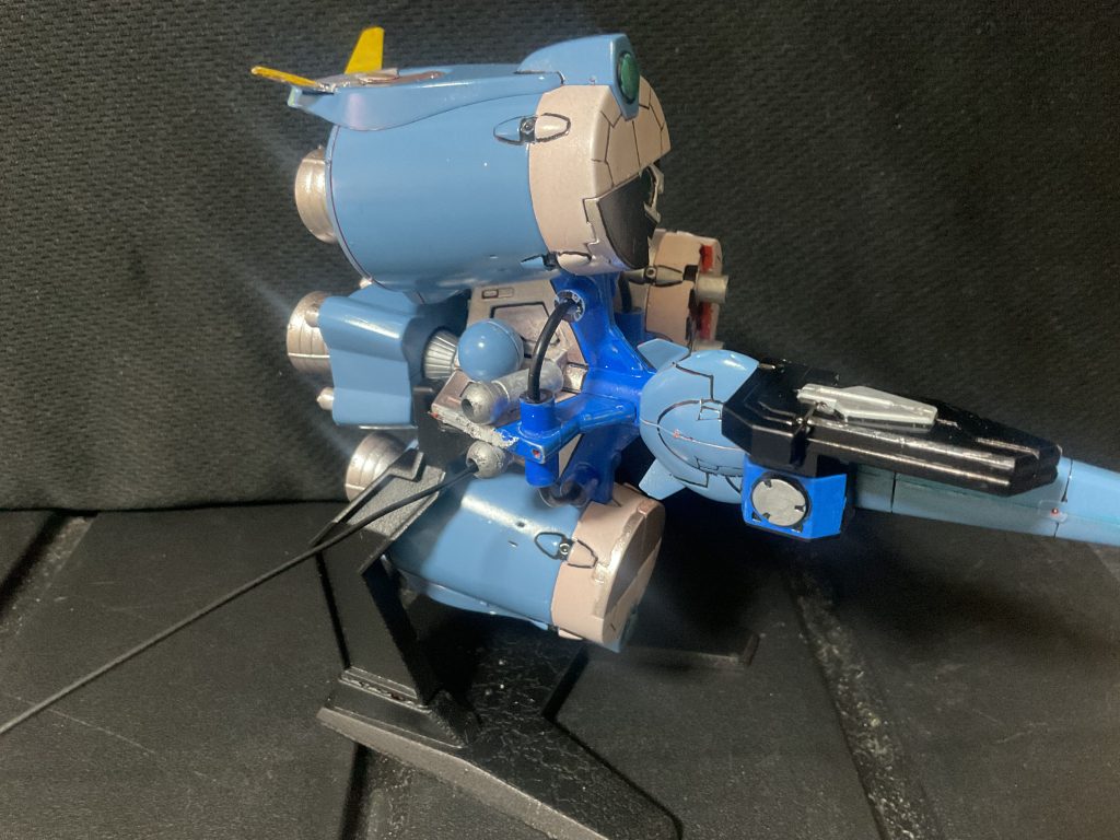 下部アンカー射出装置二つのアンカーやワイヤーで対象を引っ張る事ができる。元々リニアガンがあった場所は一度オミットされ、ソードストライクルージュの技術が転用された。バックパックに様々な装備を換装し、メビウス単体でもある程度作業ができるようになっている。もちろんMSに渡して連携をとる事ができる。