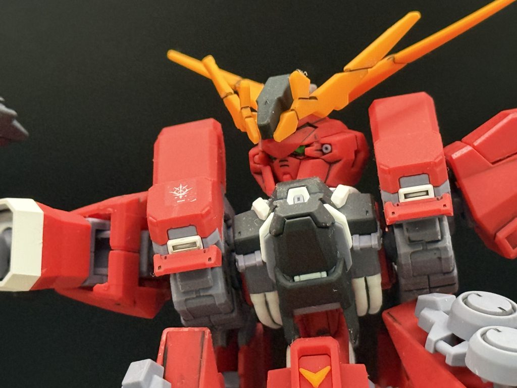 最後にガンダムヘッドを見やすくして拡大してパシャリ。部分塗装なんかもせずシールとデカールのみでこの完成度はヤバげです！さらに余剰パーツを利用すればバーザムやウーンドウォートにもできるあたり色々考えて作られてそうです。かく言う自分も2個確保したのでもう一体はハイゼンスレイⅡが手の入ったらバーベンラインⅡみたいなのを捏造しようかと思案中です