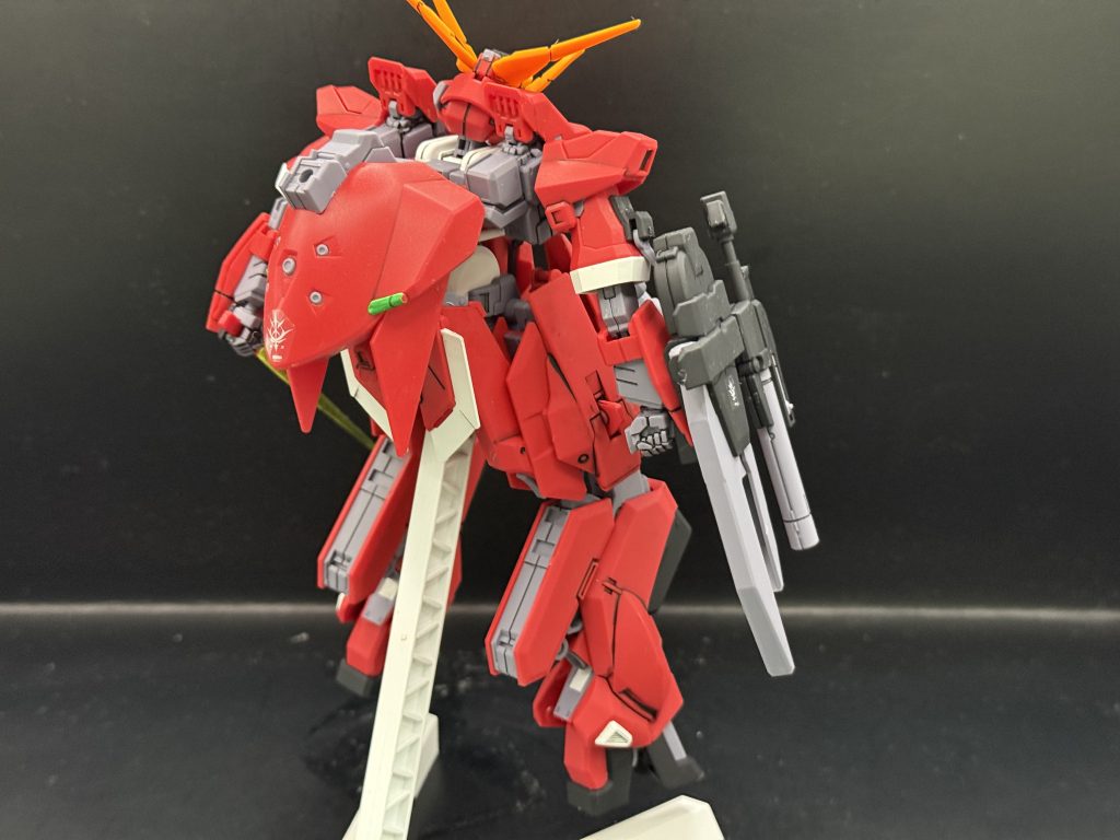 エレノアサテライト・リンクシステム起動での全身を前後からこう一本ツノがパカっと開くギミックはカッコいいですね。二本ツノになってガンダムらしい顔つきに！