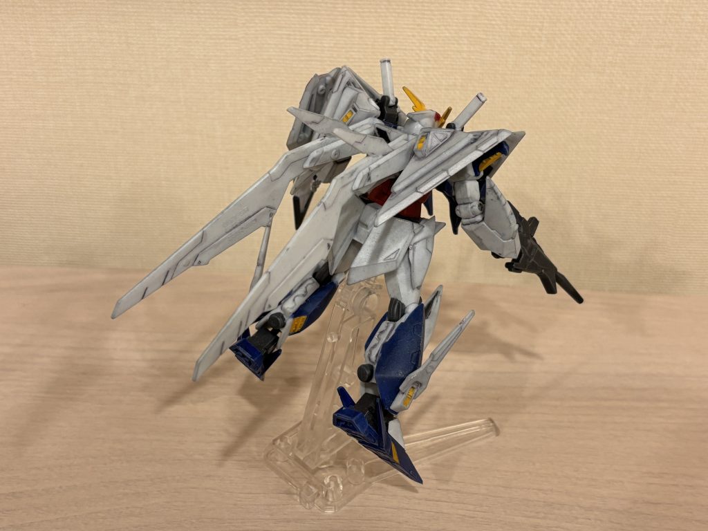 後ろもかっこいい。股関節が非常に緩く、脚の角度が全然保持できないので、パーマネントマッドバーニッシュを流し込んだら、しっかり決まりました。