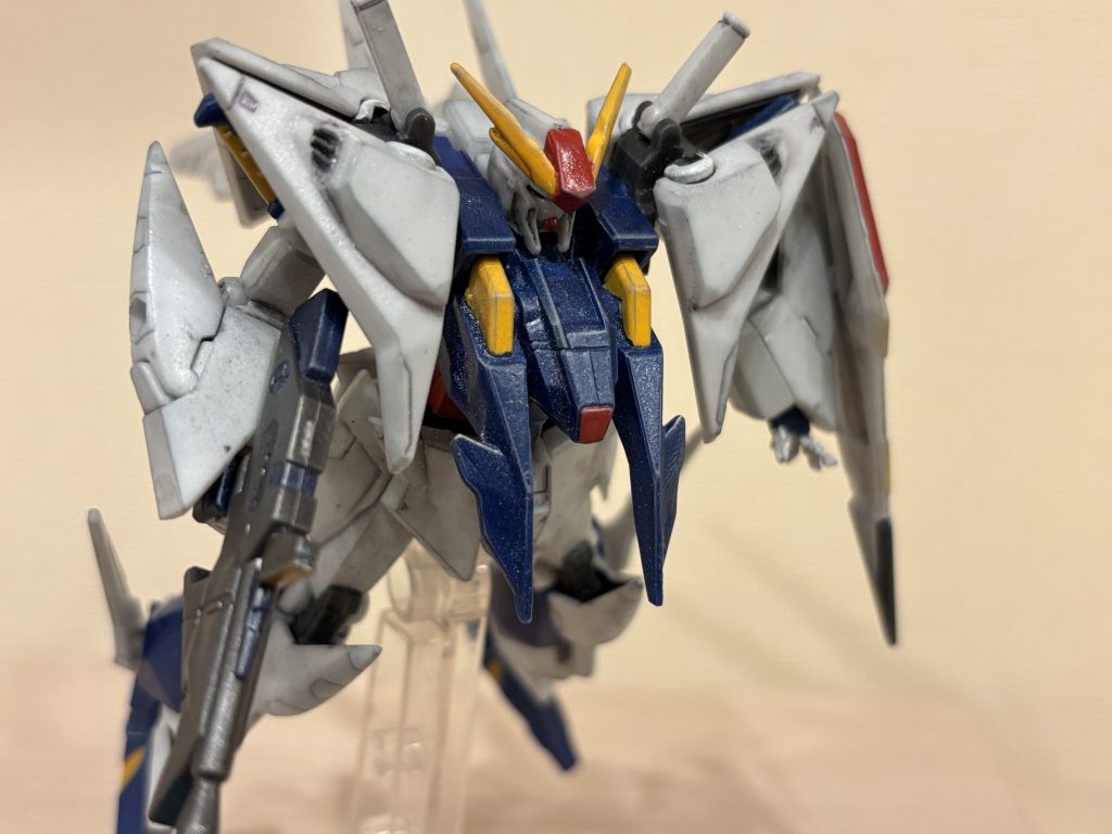 つや消しコートと、ウェザリングマスターです。ゲーム版かカトキ版に近いデザインだと思うのですが、小説版や劇場版のような悪人ヅラのデザインが好きです。少しでも小説版に近い雰囲気になったらいいなと思って塗ってみました。顔に、口のスリットがうっすらあったのですが、墨入れはしていません。