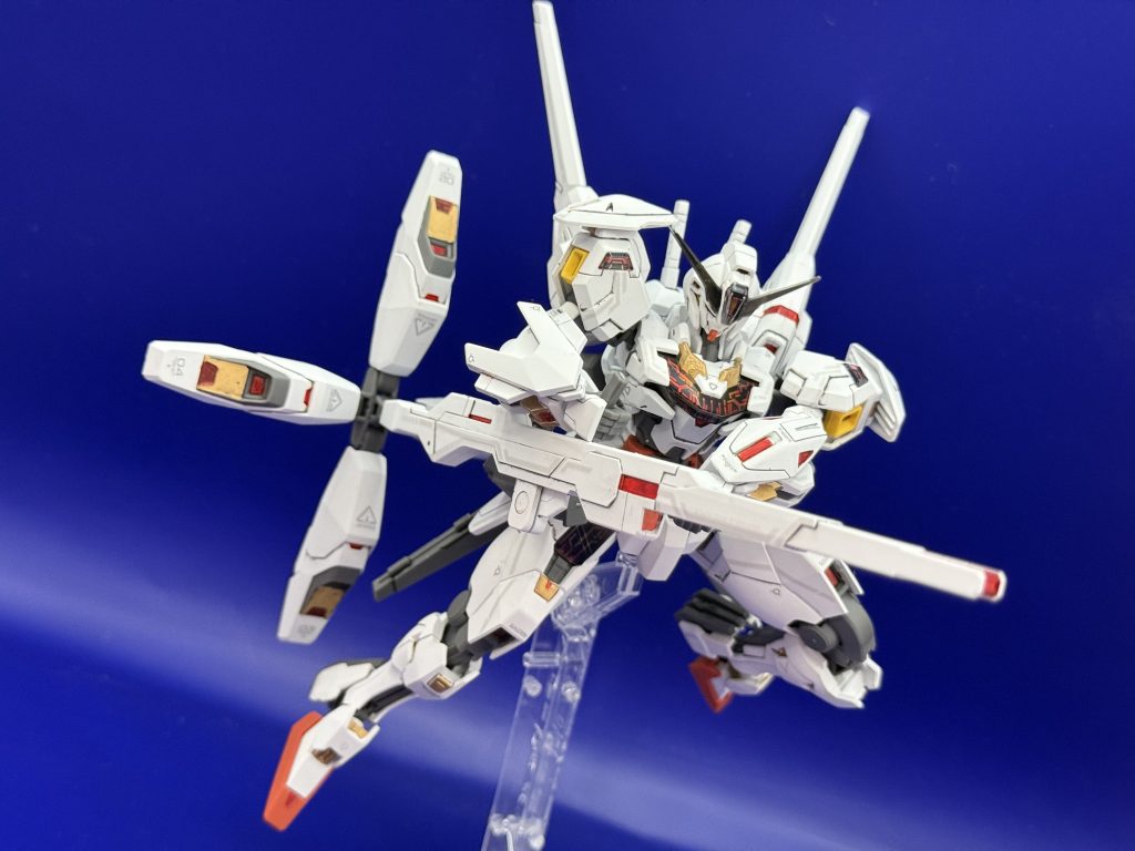 バリアブルロッドライフルを構えて射撃体制のポーズバックパックの接続があるので大型の武器ながら安定して保持でき、へたる心配はないので安心できるのが素晴らしい