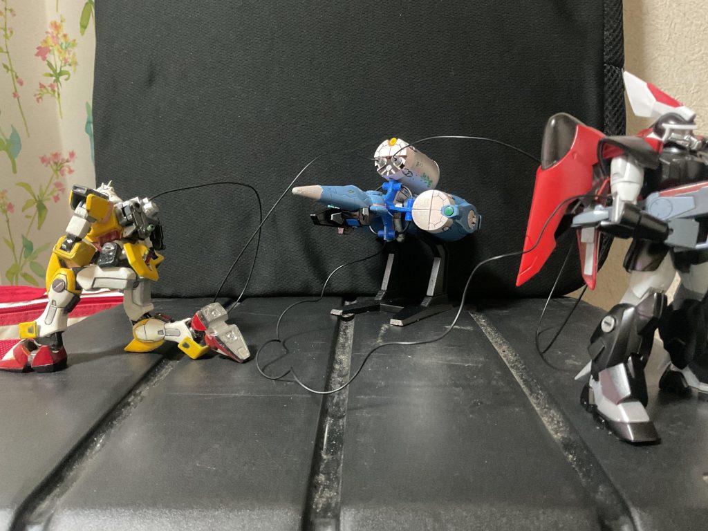 大気圏付近での作業用にポットとMSを配線で繋ぎ遠隔で操縦するシステムコクピットを換装できるようにしている。本体とクリカラが配線を繋ぎ、マサムネとクニユキがコクピットとなる。万が一地球に落ちてしまっても失うのは繋がれていたMSのみで済む様にしている。また、電源や燃料も配線から送る事や吸う事ができる。