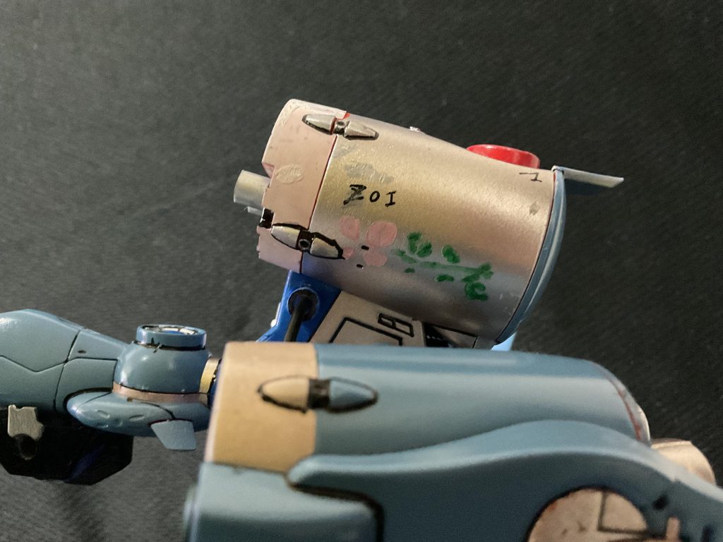 ［折り紙の花の絵］「うわああぁぁメビウスは伊達じゃねぇぇぇぇぇぇーー！！」大型の旅客機が大気圏突入中にデブリと衝突しバランスが取れなくなり宇宙に戻れなくなってしまう緊急事態が起こり偶然にも付近でデブリ清掃を行っていたZOI隊が救助を開始した。メビウスはアンカーで引っ張り、配線に繋がった２機のMSは船体の下から噴射して押し出す作戦であった。重力には勝てずバランスを整えつつ地球に降下する事になった時、MSの１機が爆散してしまった時の一言。無事に旅客機が大気圏を突入し地上に落ちて一週間後宇宙に打ち上げられる際パイロットに小さな女の子から「守ってくれてありがとう」という手紙と折り紙が届けられたらしい。「まったく…命かけたっていうのに大したことないプレゼントだぜ…。」と彼は言っていたが、宇宙に上がった後の機体には折り紙と同じ色の花が咲いていた。