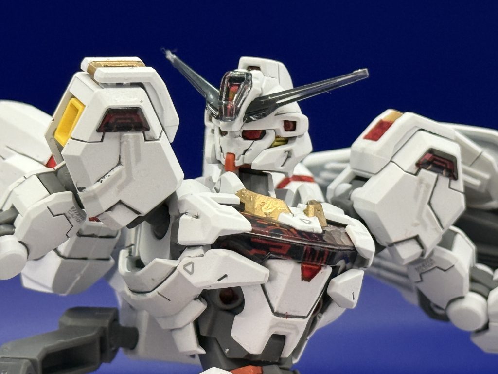 最後に拡大してパシャリスコアファイブを意識して部分塗装として全体にメタリックレッドを入れました。赤だけだと色味が強くなってしまうので差し色としてゴールドレッドを入れて全体的な印象を変えるようにしました。赤と金は色合いも悪くないのでいい感じに仕上がったかなと思います。部分塗装に水転写デカールに墨入れをしてつや消しを吹いてフィニッシュです。素のキャリバーンも飾りたかったので組みましたが満足のいく作品になりました。