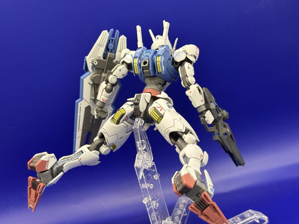 全身を前後から素のエアリアルは華奢ながら女性のようなプロポーションで素晴らしい。 