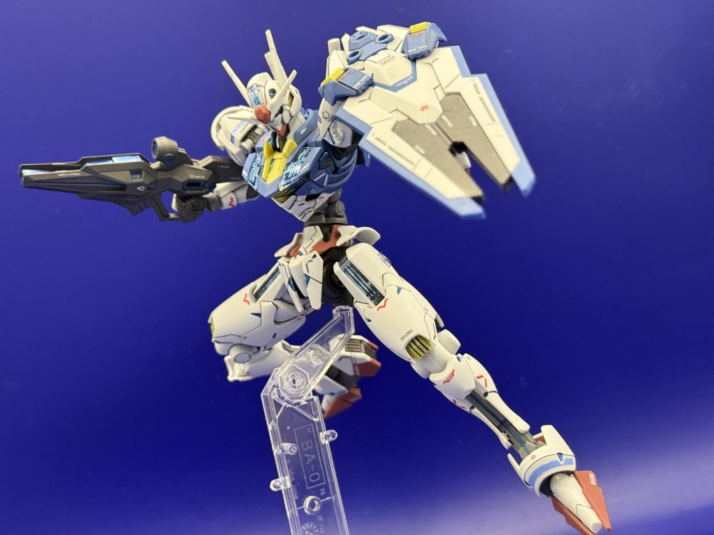 ライフルとエスカッシャンを構えるエアリアルお馴染みのポーズ