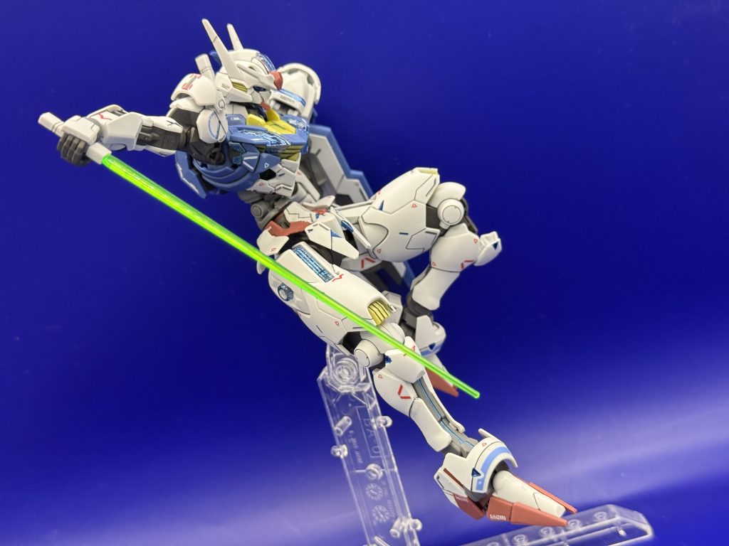 ビームサーベルを構えてポーズ