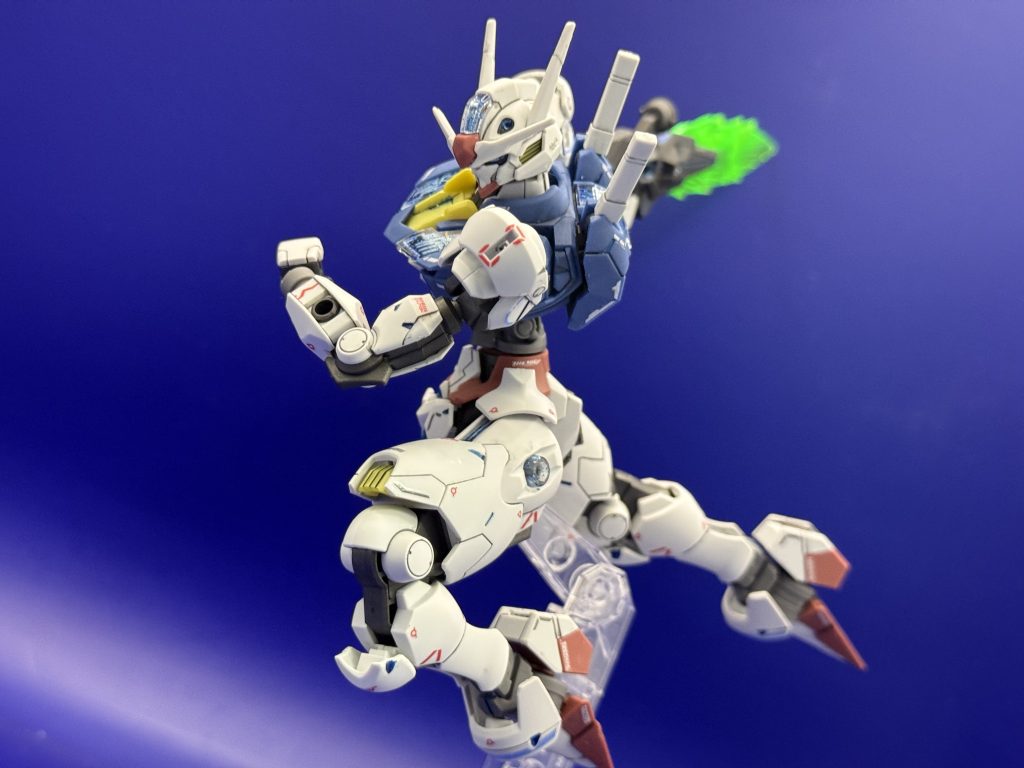 ライフルをビームサーベルに変えて斬り込むポーズ