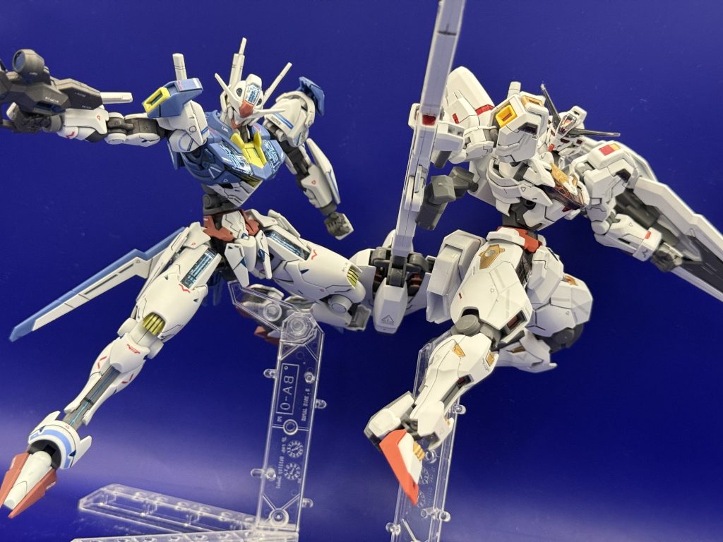 最後にキャリバーンのパーメットスコア・ファイブと一緒にポーズこうやってみるとエアリアルが華奢で女性的なフォルムですがキャリバーンの方はゴツゴツとして全体的にがっしりとした男性のようなフォルムなのは対照的ですね。今回はパーメットスコア・シックスを意識したメタリックブルーの部分塗装に水転写デカールに墨入れとツタ消しでフィニッシュ。結構エアリアルは改造には使ってましたが素のエアリアルを組んで残してなかったので改めて組もうとした次第です。