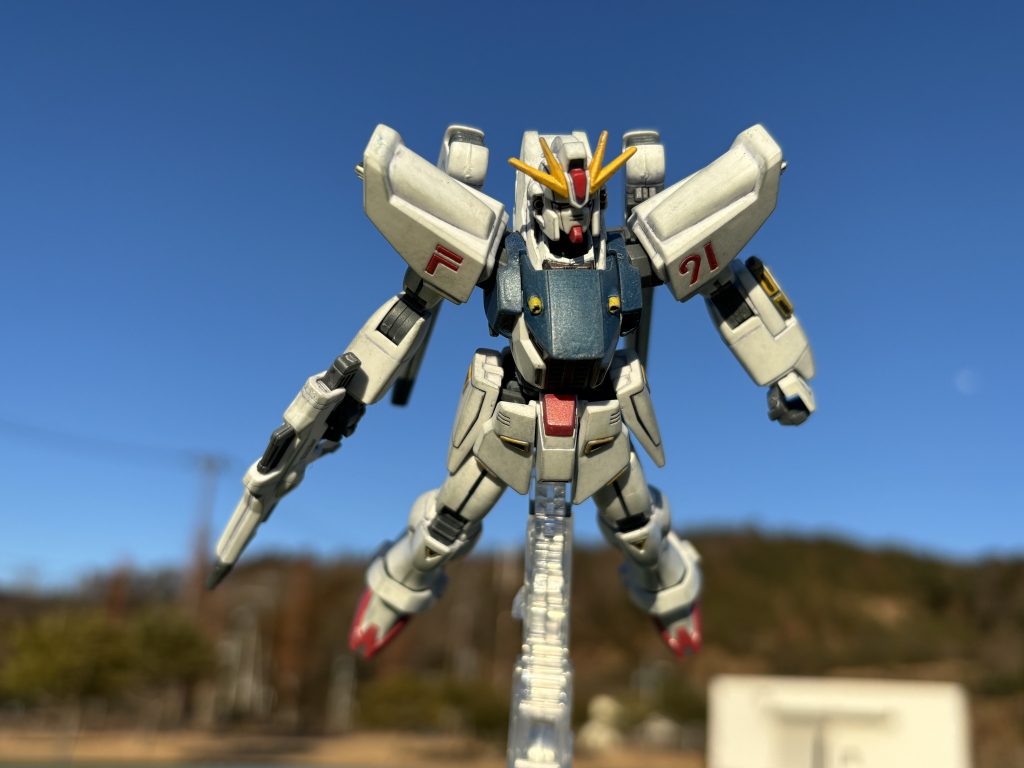 「逃げまわりゃ、死にはしない……！」初陣のイメージで外で撮ってきました。