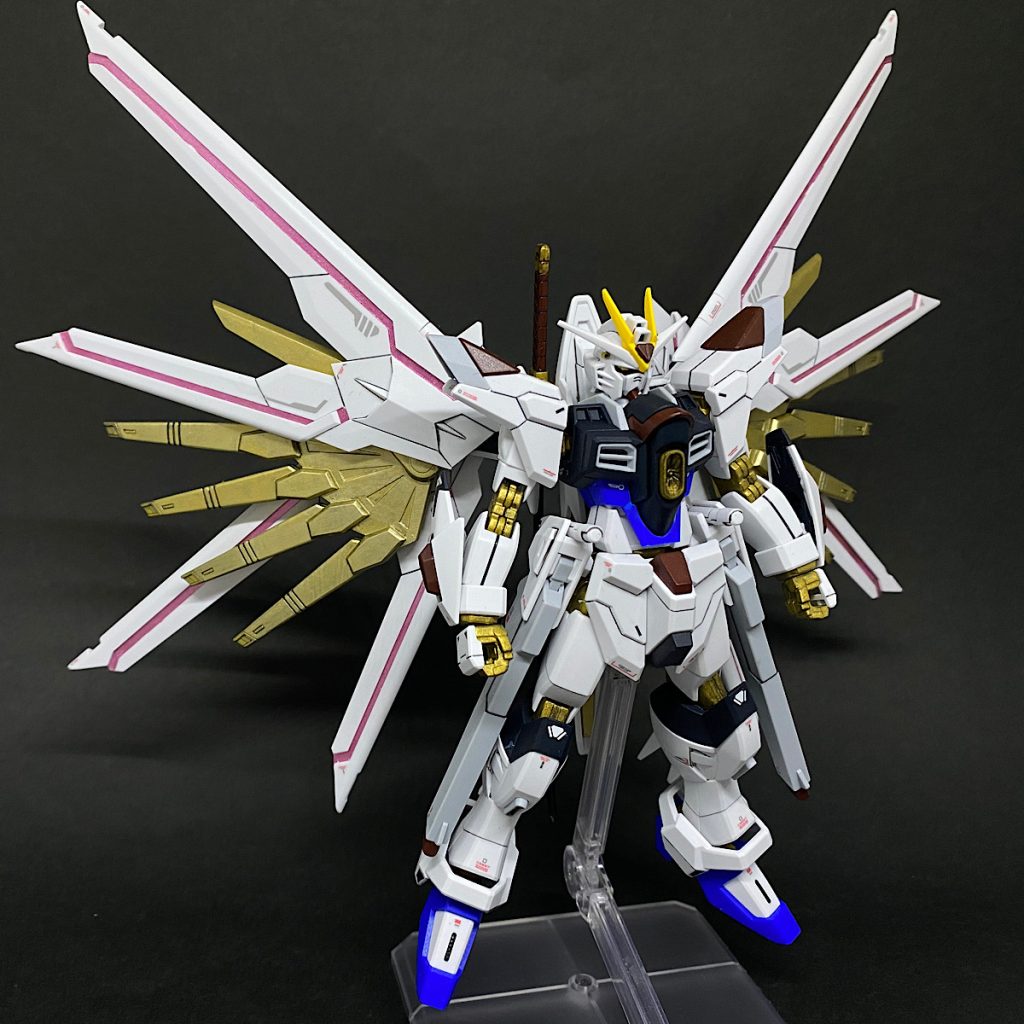 塗装は主に赤色と金色のパーツを塗装してます。赤いパーツはダークレッドに変更することにより少し印象を変化させてます。金色のパーツは黒サフを塗布してからゴールドを塗布してます。ゴールドは以前から気になっていたファレホのメカカラーのゴールドを使用しました。ダークレッドは水性ホビーカラーのレッドとブラックを混色してます。