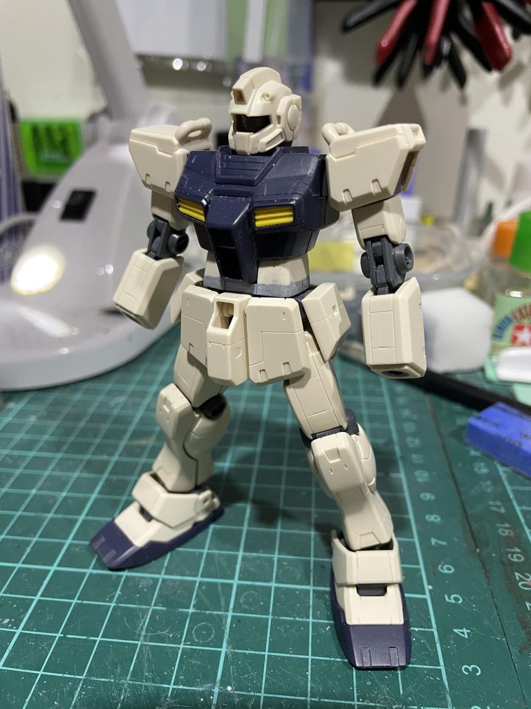 スタイルは股関節幅を広げて胴を延長したくらい。