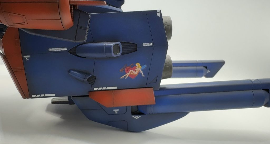 横からジオンデカールのかわいいマークを貼ってみました。パイロットはパーラ・シスという15歳の女の子です。