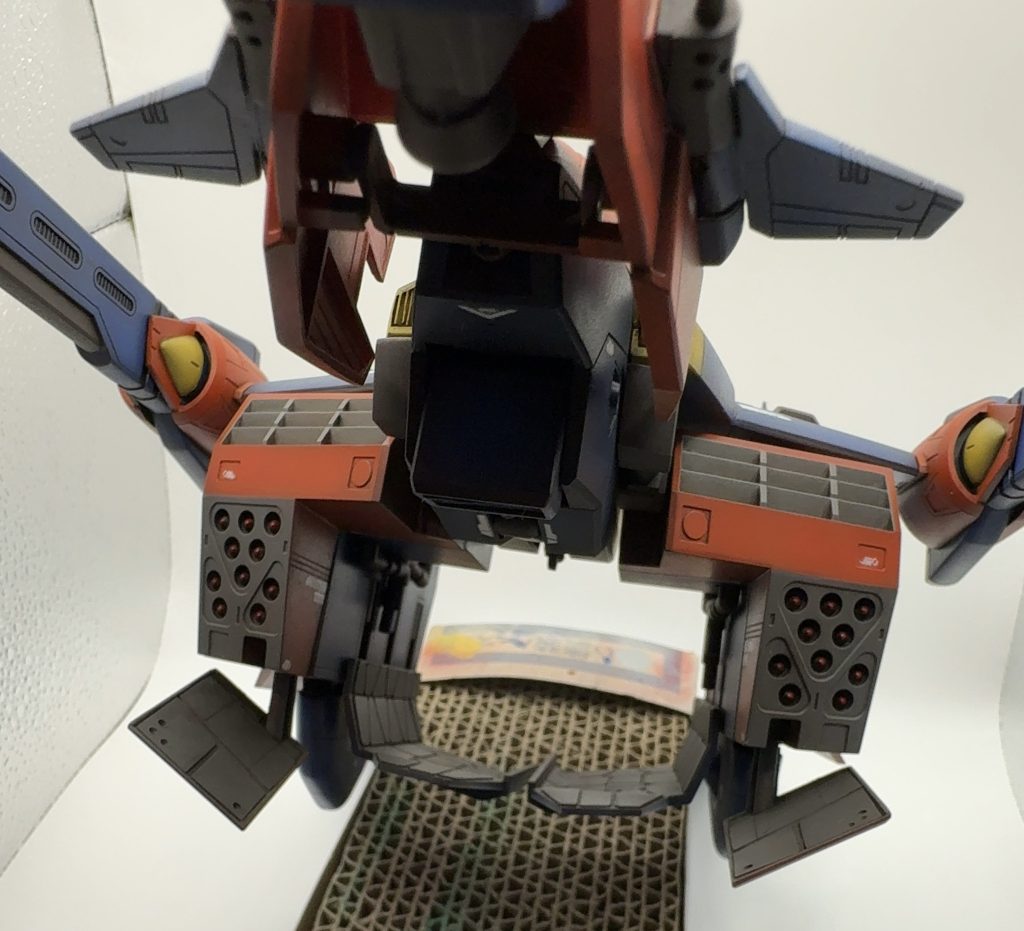 赤外線ホーミングミサイルはカバーが開閉します。このカバー裏もプラ板を貼っています。