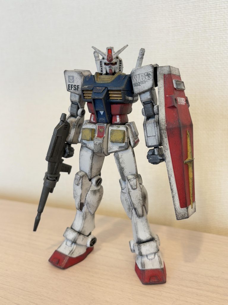 「アムロの乗ったガンダム」というつもりで作りました。もう少しウェザリングを抑えたかったのですが、あれだけの激戦・連戦を潜り抜けてきたアムロのガンダムなら、このくらい傷ついていても説得力があるかな、とか、思うことにしました笑