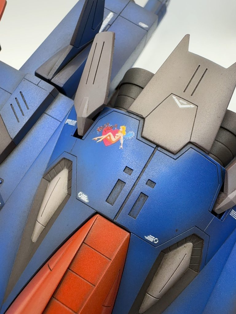 旧地球連邦軍が開発した、ガンダム専用の高機動大型支援戦闘機。各ガンダムの高速移動及び戦闘力の強化を主眼としており、MSの長距離移動（戦線の最前線への高速移送及び最前線から後方への高速撤収）を迅速に行う為、胴体下にMSを収容する為のスペースの有る独特な形状をしている。各ガンダムと合体する事で機動性や火力が強化され、爆発的な加速力と機動性、単機では実現できないレベルの攻撃力を獲得し、単機で一個艦隊以上の戦闘力を発揮するなど、戦闘力も大幅に向上する。 装甲材質もガンダムタイプと同じな他、高い機動性と高火力の武装により単独でも非常に優れた戦闘力を発揮する。 アニメ本編の機体は15年前の大戦後、スクラップ同然で宇宙に漂っていた試作機の一つを、反革命軍組織「サテリコン」が回収し、パーラ・シスの乗機とした物。