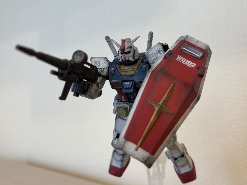 F91や閃光のハサウェイなんかもでしたが、序盤の、市井からみた戦争描写はなかなか生々しくて胸が痛みました。フラウ・ボゥが家族を喪うシーンや、吹き飛ばされた子どもを探す母親のシーンなどが本当に辛くて、3話くらいで視聴継続の断念を思ったくらいでした。子どもが酷い目に遭う話はつらいですね……観てみれば、アムロも子ども。大変だったろうなぁ……でも、アムロはかなりガッツのある男でしたね🔥