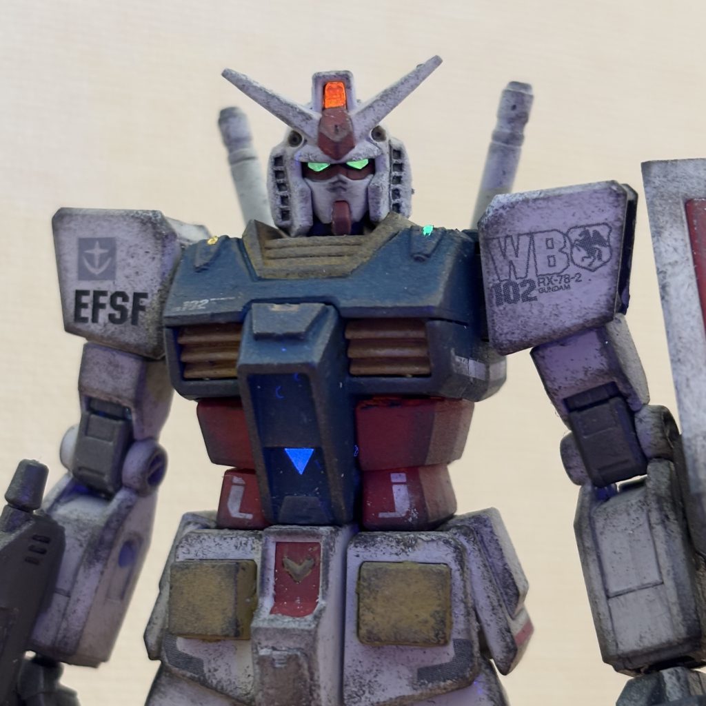 ガイアカラーにも挑戦してみました。コクピットハッチは、ガンダム用では無い、他社のデカールです。蛍光だったのか……。