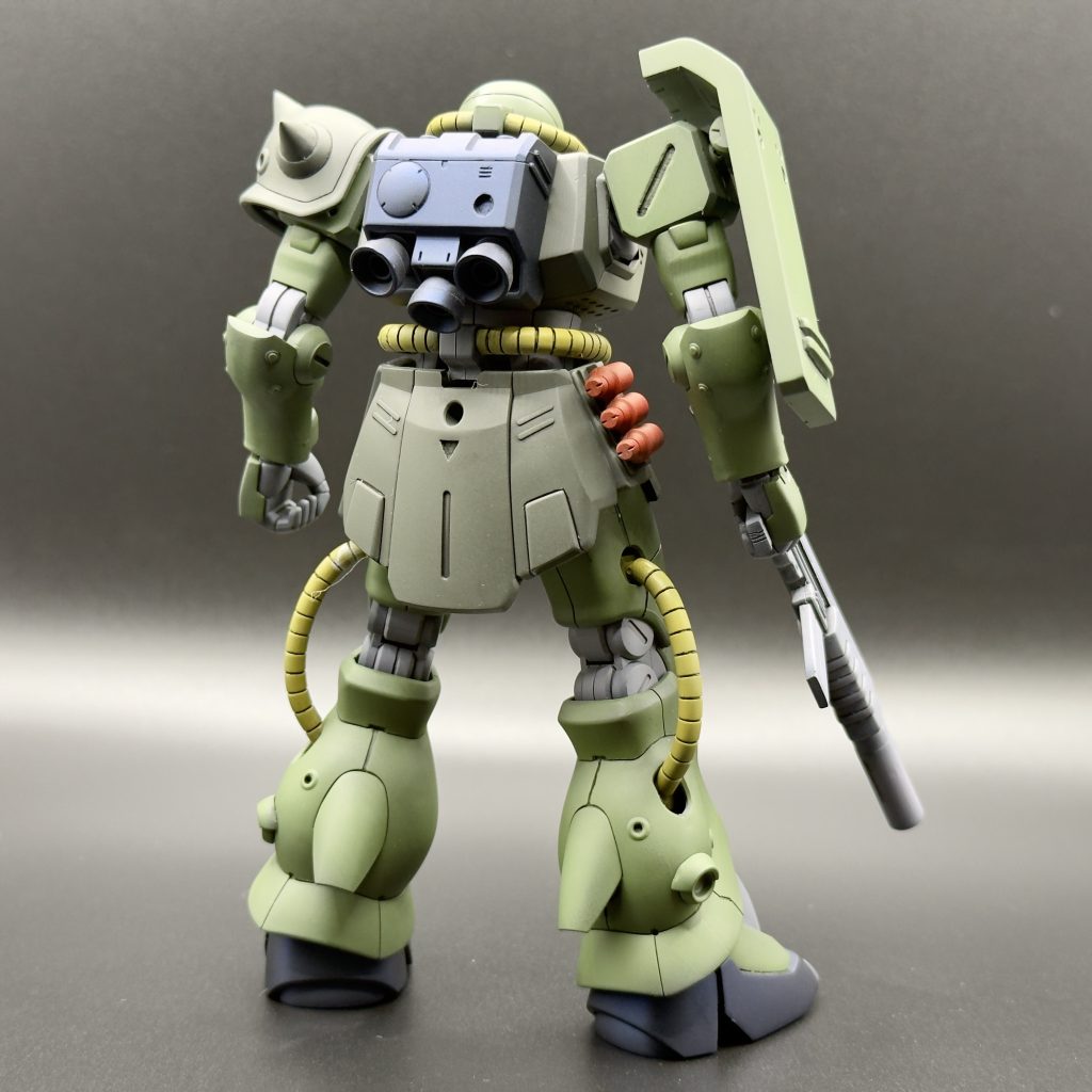 今回はスジボリ、合わせ目消しをメインに、若干のディティール追加をしております。ガッチリとディティールが入ったのも好きなのですが、わたくしの技術力では入れれば入れるほどダサくなりそうなので、適度に笑あと、肩アーマーのトゲはプラ棒を接着した後キレイに削って、より攻撃力高そうな感じにしました。