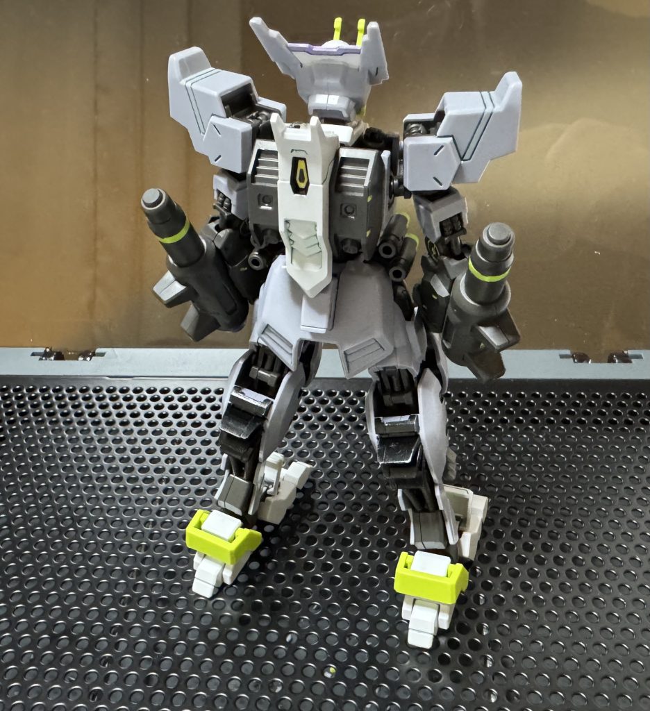 背面バックパック中央の黒と黄色は上手く塗れたかなふくらはぎのフィンを黒で塗ったものの塗膜は弱いしムラも目立つのでやっぱりちゃんとした塗料のほうがいいね