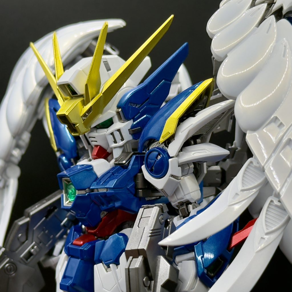 いわゆるチタニウムフィニッシュ風なのですが、以前はグレーサフ→スターブライトシルバー→パールシルバー→クリアホワイトでやってました。そうすると角やモールドがちゃんとシルバーに透けてくれる反面、白が少し青みがかってしまう感じだったんです。今回は白サフにパールシルバー→クリアホワイトで試してみましたが、白はかなり綺麗に出る反面、モールドの透けというか浮き上がりはイマイチという。なかなかうまくいきませんね。ホワイトの色味だけなら、後者の方がチタニウムフィニッシュのホワイトに近い感じです。ぜひお試しください!