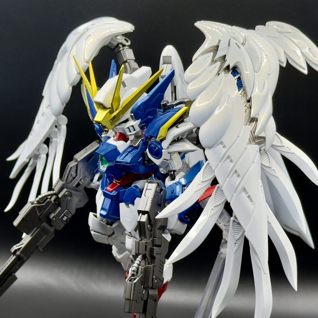 今回は全体的にメタリック&光沢仕上げで。改造無しでC面処理とスジボリのみです。(羽の部分はあえてスジボリしなかった箇所があるんですが、結果的にやったほうがよかったですね)ホワイト部は白サフ→パールシルバー→クリアホワイト。スミ入れするか否か、かなり悩んだんですが、実物はいい感じにモールドが浮いてくれてるのでやりませんでした。