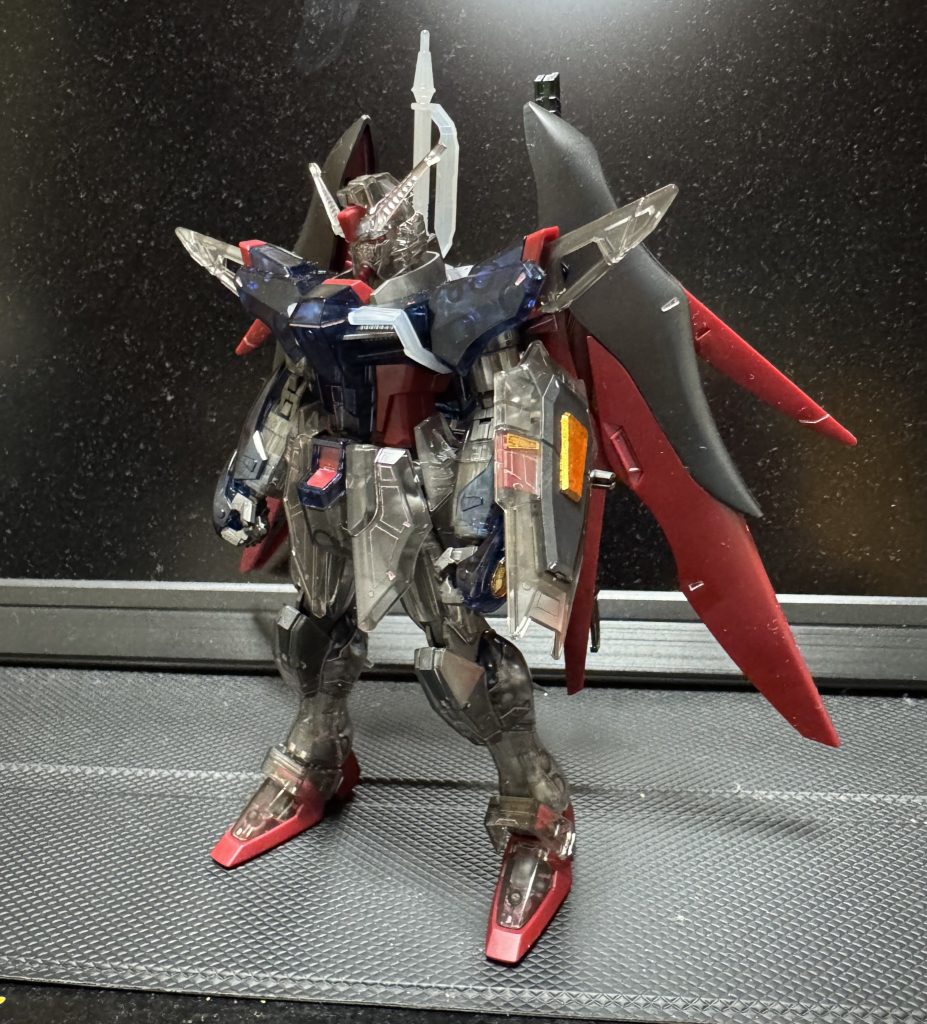 劇中での粒子振り撒く戦闘シーンをイメージしてスミ入れとしてガンダムマーカーのトランザムホロレッドを使用この塗り面積だと赤みはほとんど出ずシャインシルバーを使ったのとそれほど差はないかも