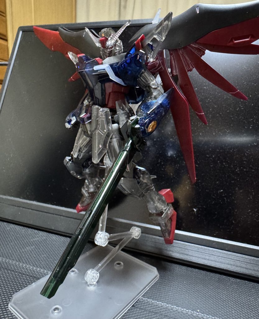 腰アーマーは裏側にモールドがあるのでそちらにスミ入れして表から貫通させる