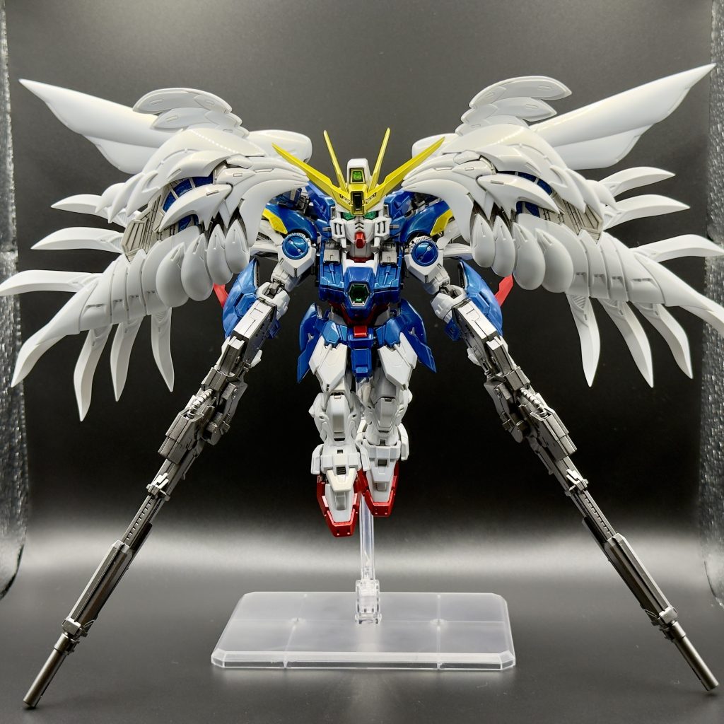 あ、右のウイング、ちゃんと開いて無いですね。こういうのもったいないですね。うちの家族はどのガンダム見てもほぼ変わらんと言いますが、この機体だけはハッキリ覚えてるようで、「ウイング」という名前も覚えてるみたいです。まあ印象的ですよね。この生物的な羽。当時からウイング大好き少年だった自分も、初めて見た時はマジで衝撃でした。