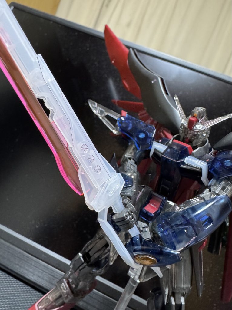 クリアホワイトにシルバーのスミ入れはモールドがちょっとわかりやすい程度の程よい効果