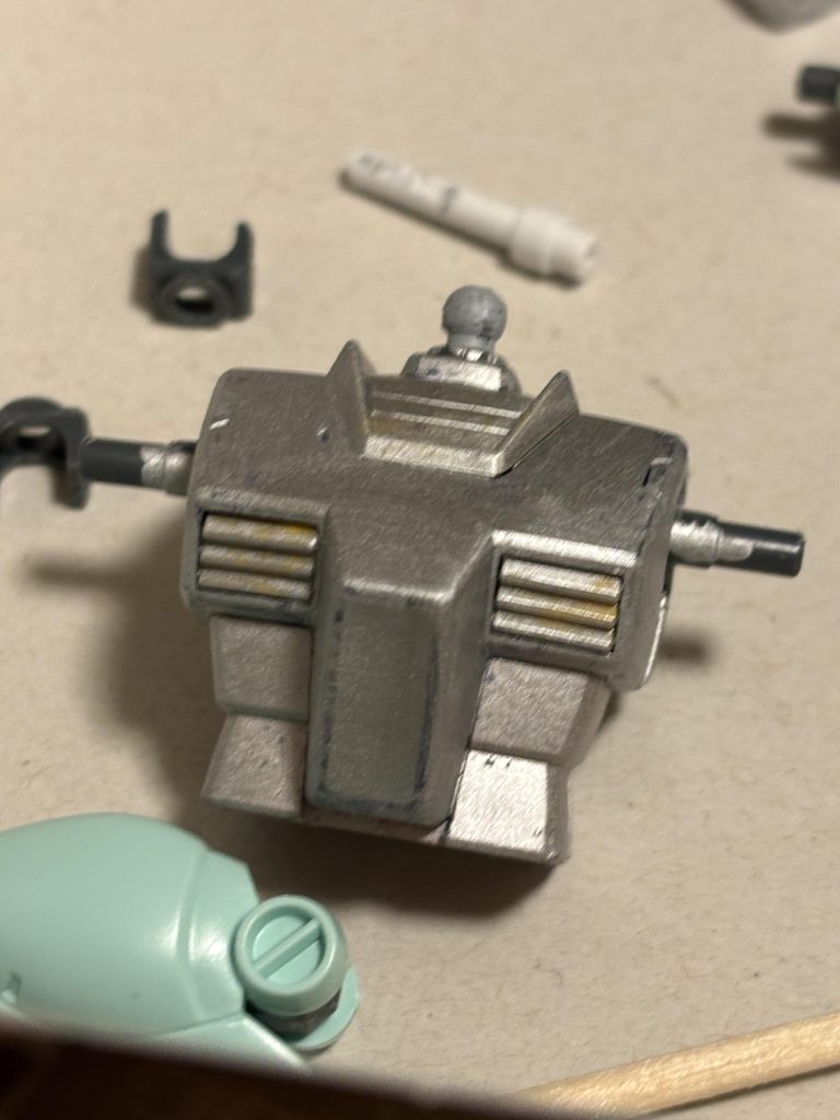 ボディはガンダムのものです。ハッチの段差はラッカーパテで埋めました。