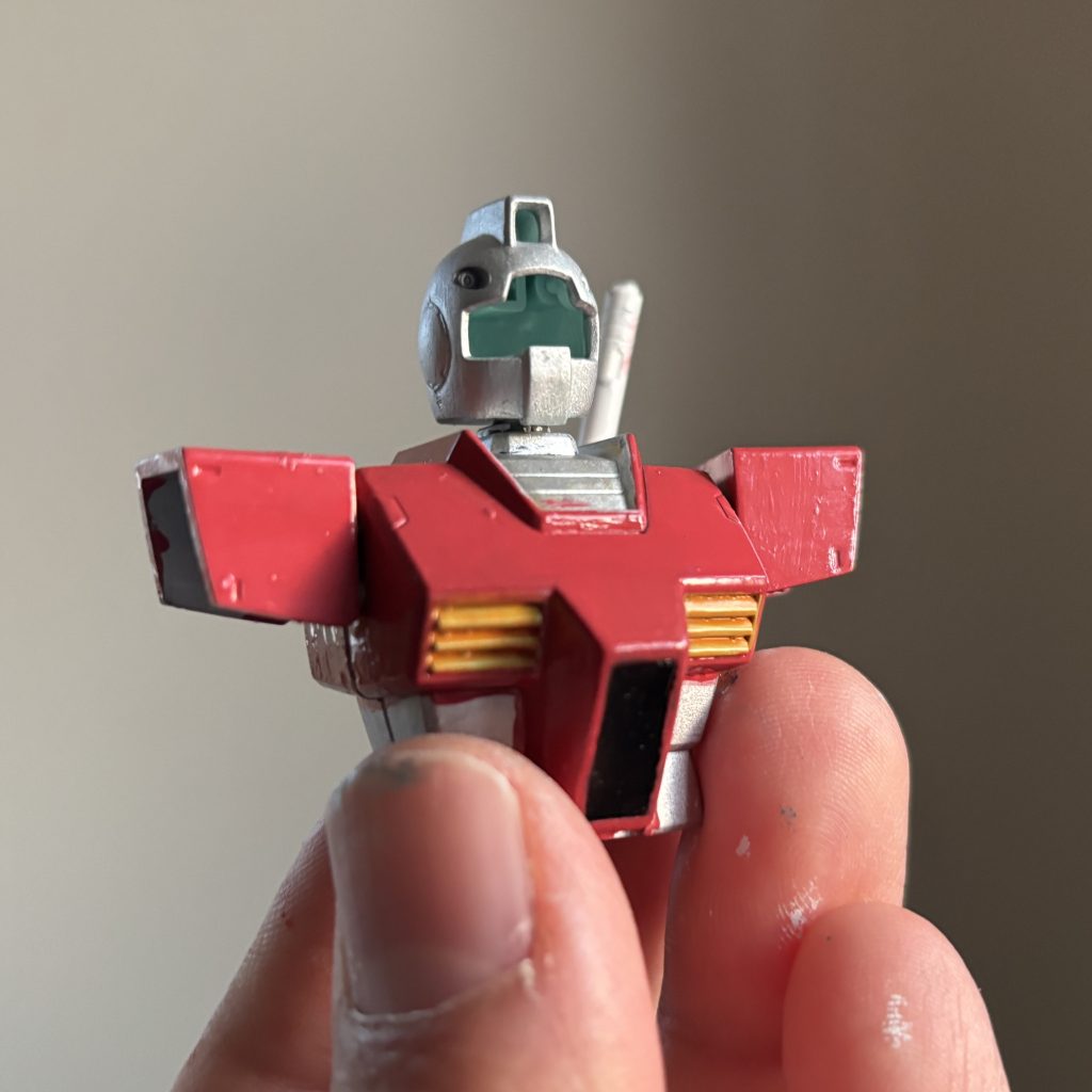 首も長かったので、リューターで削って少し低くしました。写真は長い時です。下地はガイアカラーのシルバー(筆塗り)の上に水性塗料です。