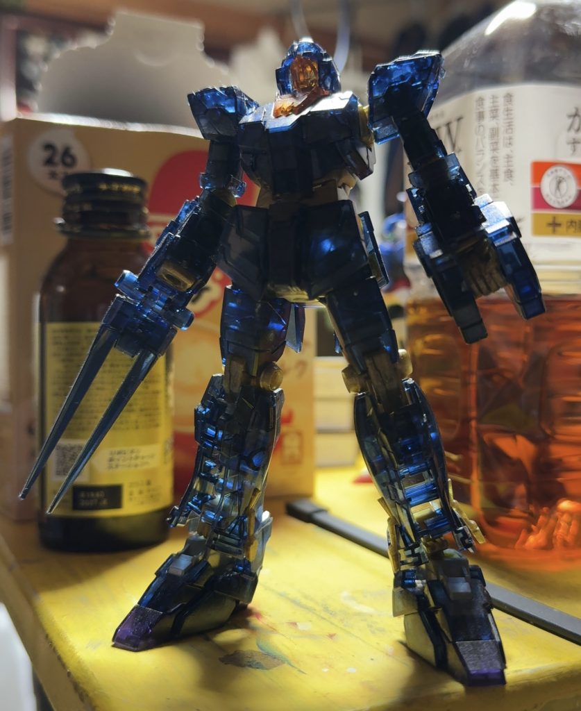 HGUC 1/144 ユニコーンガンダム２号機 バンシィ(ユニコーンモード) ダーククリアVer.というキットだったので、本家と若干配色が違っています。
