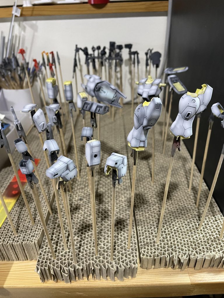 ガイヤノーツのメカサフスーパーヘビーを下塗りしてホワイトで陰影をつけてグラデーション。その上に仕上げ塗装しました。