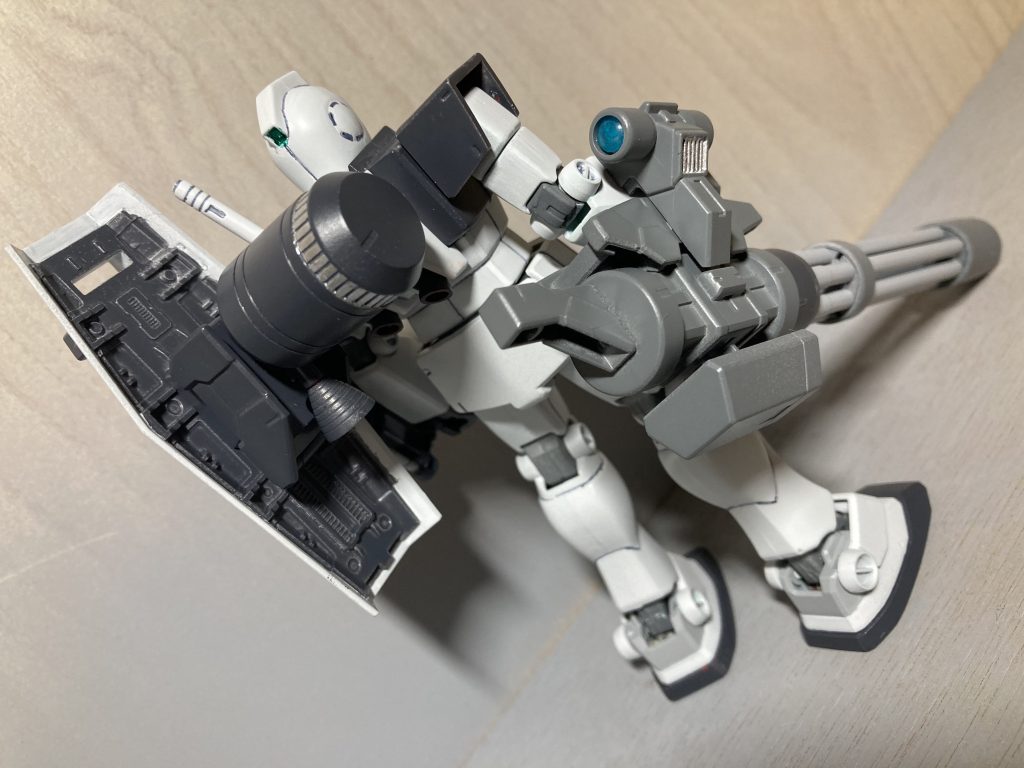 背面。見えずらいけどブースターの中はガンダムレッドで塗装してます。