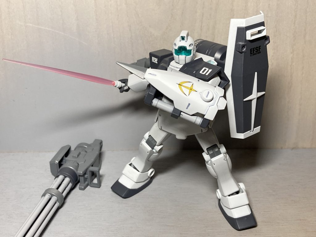 弾切れ、若しくは敵の接近を許してしまった際の近接戦闘シーン。試験複合シールドとビームサーベルで敵を迎え撃つ!